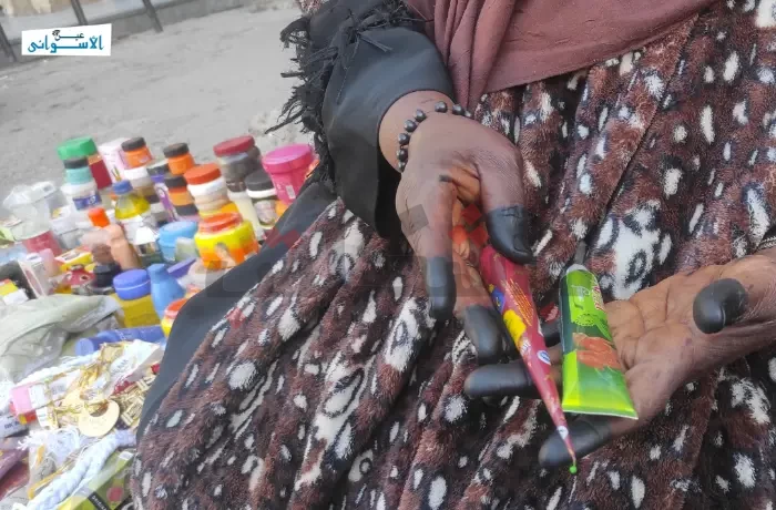 فن وغربة.. نساء سودانيات يرسمْن ذاكرتَهن بالحنّة في أسوان