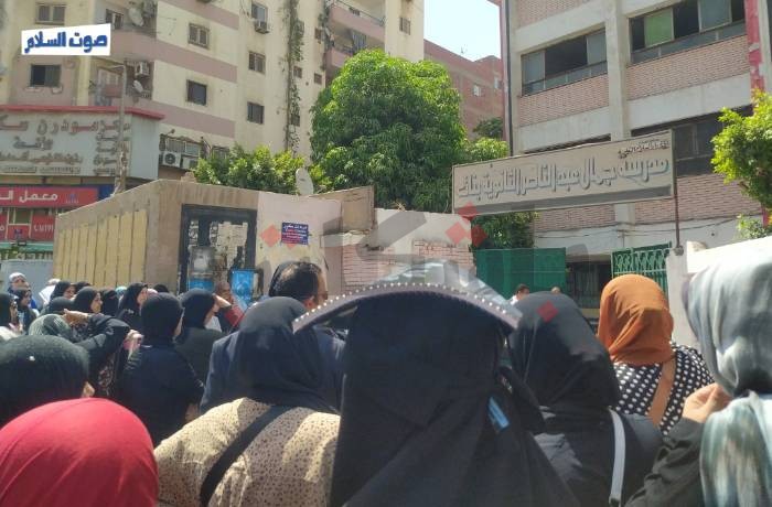 سهولة امتحان اللغة الثانية يُنسي طلاب الثانوية العامة ليلة انقطاع الكهرباء