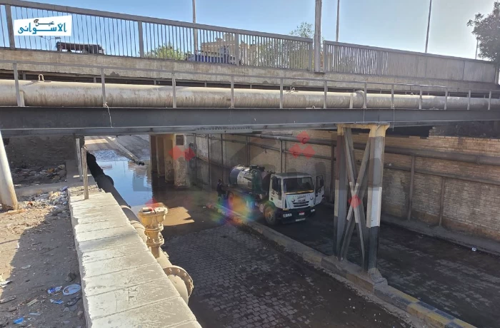 تعطل المرور في أسوان بعد كسر ماسورة مياه.. ومواطنون: العبور خطر