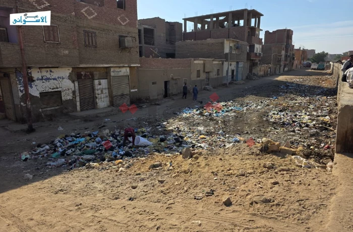 رائحة القمامة والدخان تخنق أهالي خور عواضة بأسوان: الجرف كل شهرين