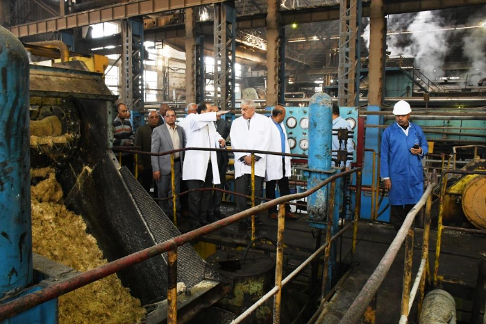 عمال مصنع كوم أمبو.. وعود التثبيت تبخرت والفصل ثمن الاحتجاج