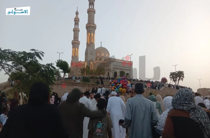 آلاف المصلين يؤدون صلاة عيد الفطر في أسوان و"صلة الرحم" تتصدر الخطبة