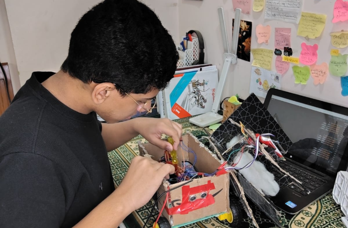 من ورشة صغيرة إلى الأول جمهورية.. "معاذ" يبتكر كرسيًا للشلل الرباعي