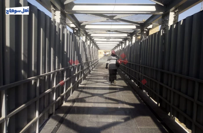 سلالم كوبري مزلقان السكة الحديد في سوهاج: لا تراعي سن ولا مرض