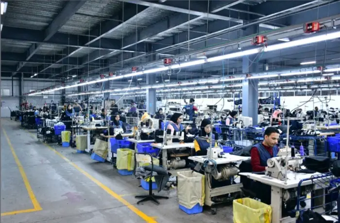 خصومات مفاجئة من الرواتب تثير غضب عمال مصنع "أكاي" ببورسعيد