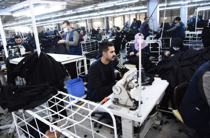 أجور هزيلة وساعات إضافية قسرية.. عمال بورسعيد بين القانون والواقع