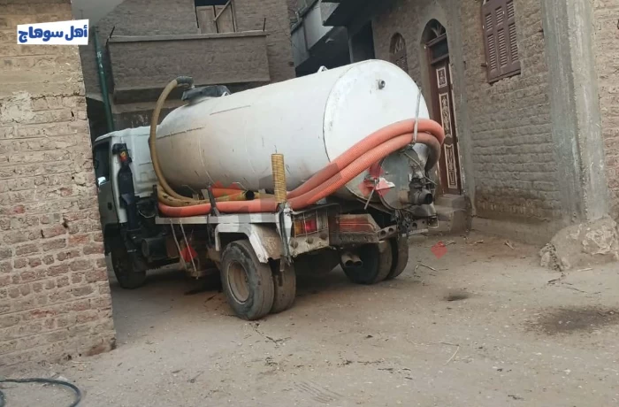 "ينزحون الصرف الصحي بأيديهم".. أمراض معوية تصيب أطفال نجع الماسخ