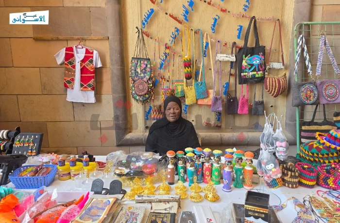 "نادية" و "ليلى" تنسجان من الخرز والتراث "خيوط النوبة"