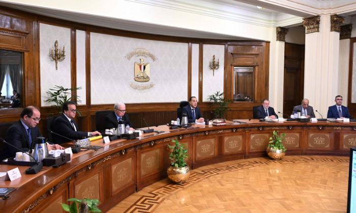 بعد قرار رئيس الوزراء.. تعرف على مواعيد الإغلاق الجديدة للمحال التجارية