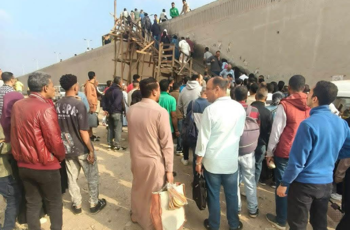 سلم عزبة خير الله يُعرض السكان للخطر.. المنفذ الوحيد إلى الدائري