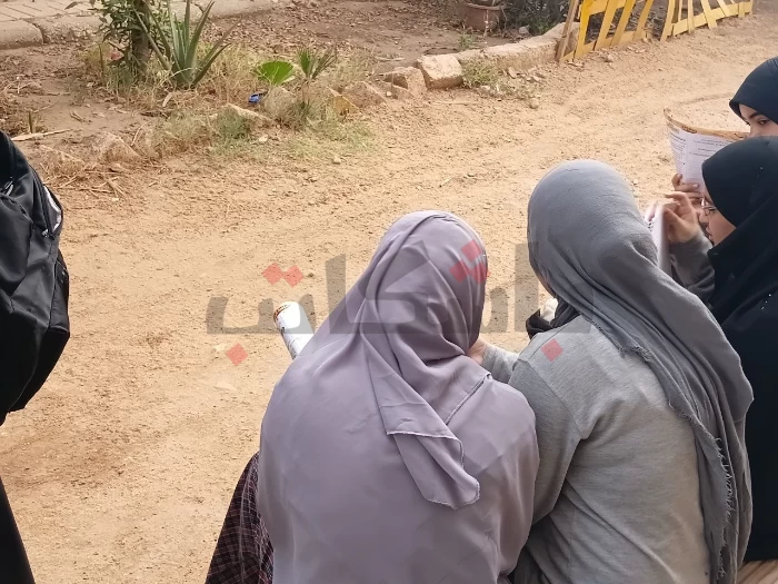 طلاب الصف الأول الثانوي في سوهاج يشكون صعوبة امتحان اللغة العربية