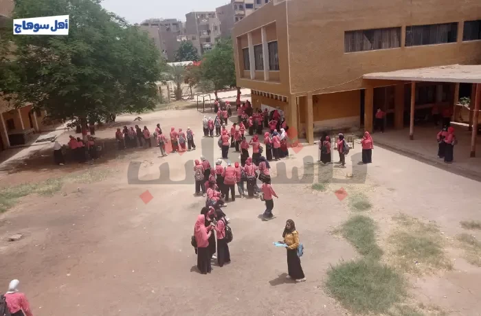 طلاب الصف الأول الثانوي في سوهاج يشكون صعوبة امتحان اللغة العربية