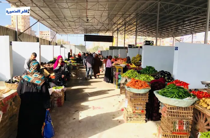 بعد 3 أشهر من الانتقال.. باعة يتركون سوق طلخا ويفترشون الشارع