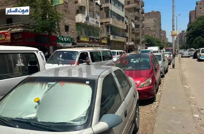 شارع أحمد زكي يختنق بالزحام.. انتظار السيارات يشل حركة دار السلام