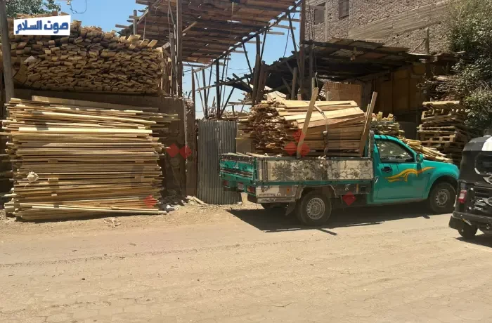 "مغالق" الأخشاب في عزبة خير الله.. حرائق تتكرر وسكان يدفعون الثمن