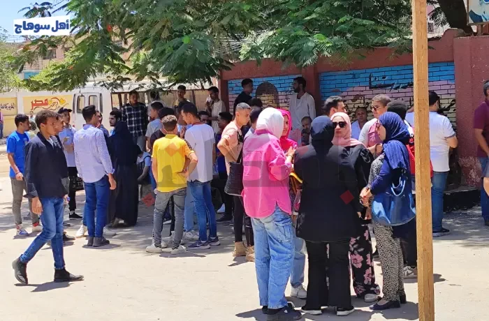 "شعرنا بالإهانة".. طلاب بسوهاج يروون معاناتهم مع تفتيش الامتحانات
