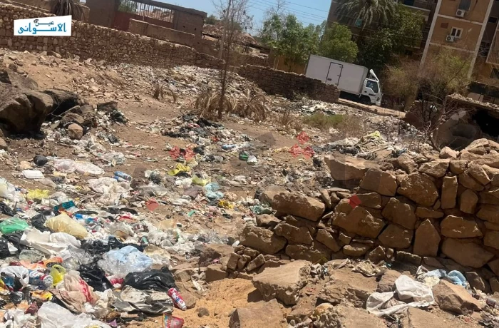 أهالي طريق السادات بين طفح الصرف والقمامة.. والشركة توضح السبب