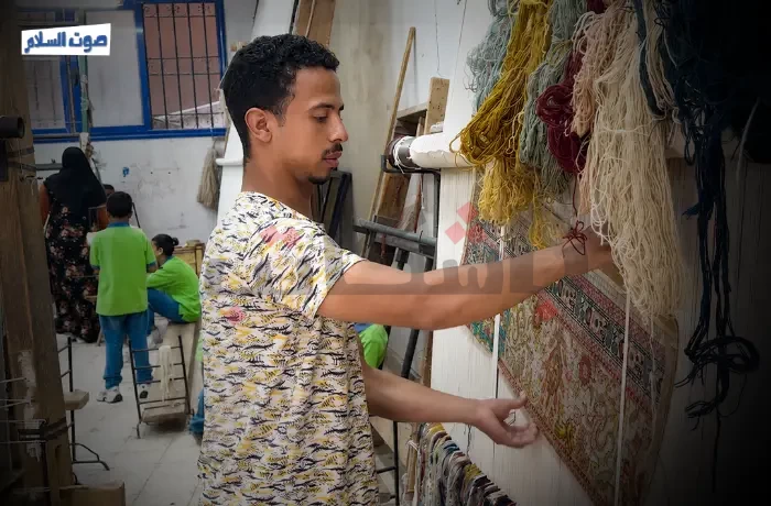 حكاية "حسام".. مدرب يصنع من السجاد لوحات فنية (فيديو)