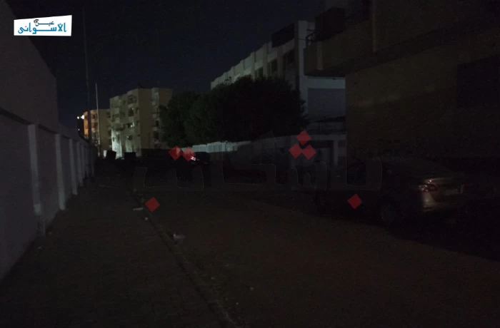 بـ"كشاف الموبايل".. سكان حي العقاد بأسوان يواجهون الظلام