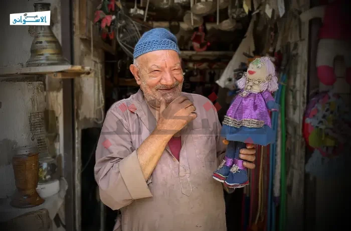 صانع العرائس.. "عم شنودة" يمنح الأطفال فرحة افتقدها (فيديو)