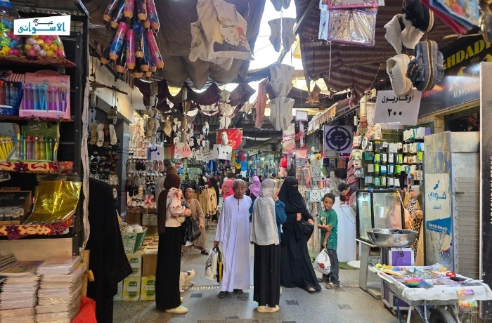 "ادخرت 4 آلاف والأسعار فاجأتني".. ملابس المدارس ترهق أسر أسوان