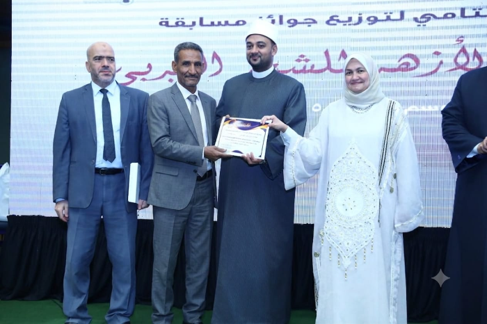 أشرف الحِجزي.. قصيدة بدأت من مقاعد الدراسة وانتهت على منصة التتويج