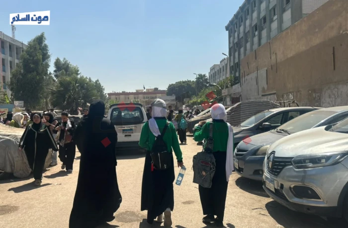 بعد سقوط باب المدرسة.. زحام وتدافع يثيران قلق أولياء الأمور