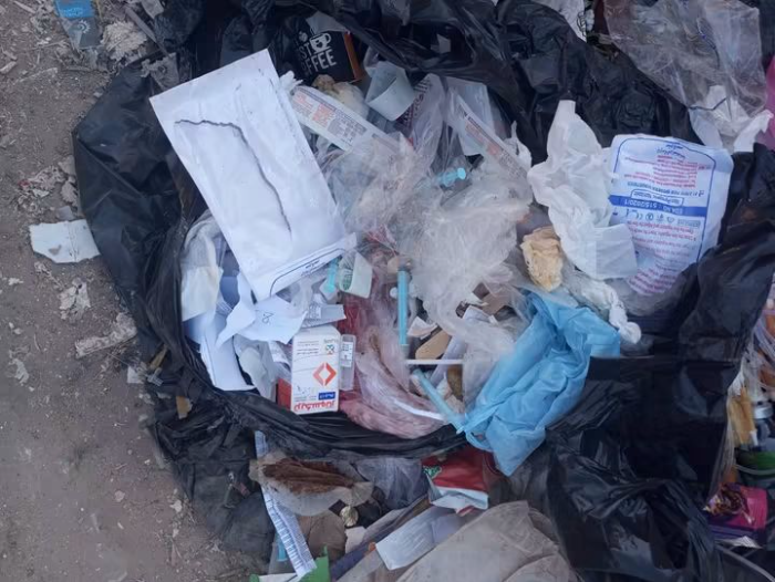 "سرنجات ومحاليل وسط الزبالة".. نفايات طبية تقلق أهالي سوهاج