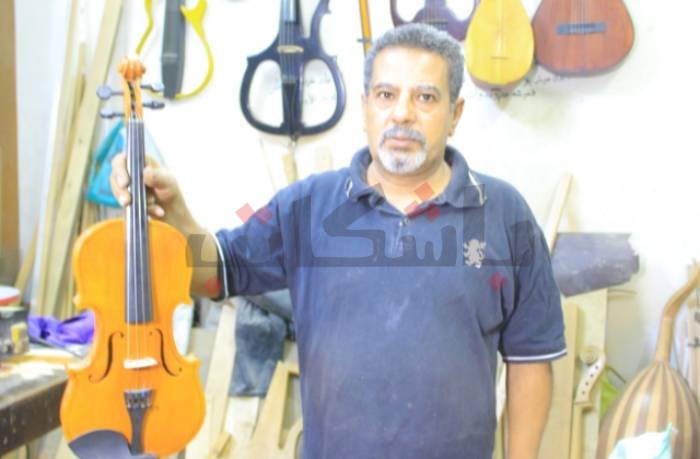 عم رأفت.. صانع الآلات الموسيقية “الخشب في ايده يلين"