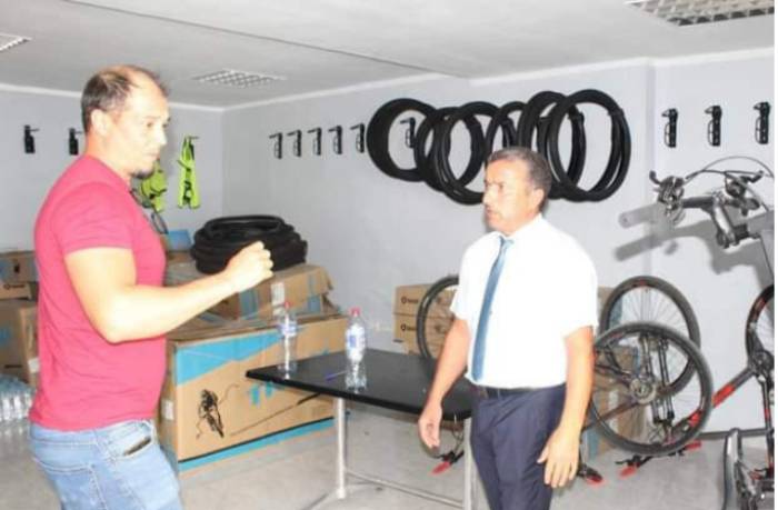 المندوب الجهوي يبحث تطوير المنشآت الشبابية في بني خلاد