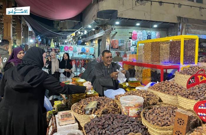 التمور تزين محافظة أسوان في شهر رمضان