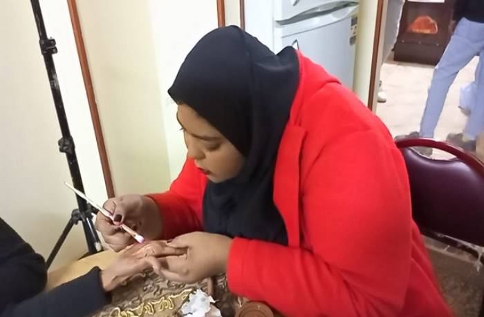 بمكونات منزلية.. زينب تحترف الماكيير السينمائي