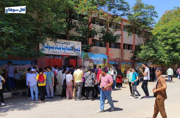 بعد قطع الكهرباء أمس.. "اللغة الثانية" ترسم البسمة على وجوه طلاب الثانوية العامة بسوهاج