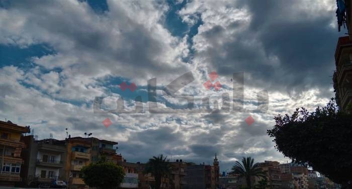 بسبب انخفاض الحرارة.. الغيوم تحتل سماء المنصورة