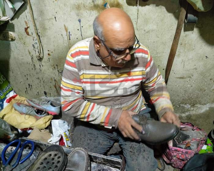 لوثر لويس وإصلاح الأحذية.. حكاية حرفة شارفت على الإندثار