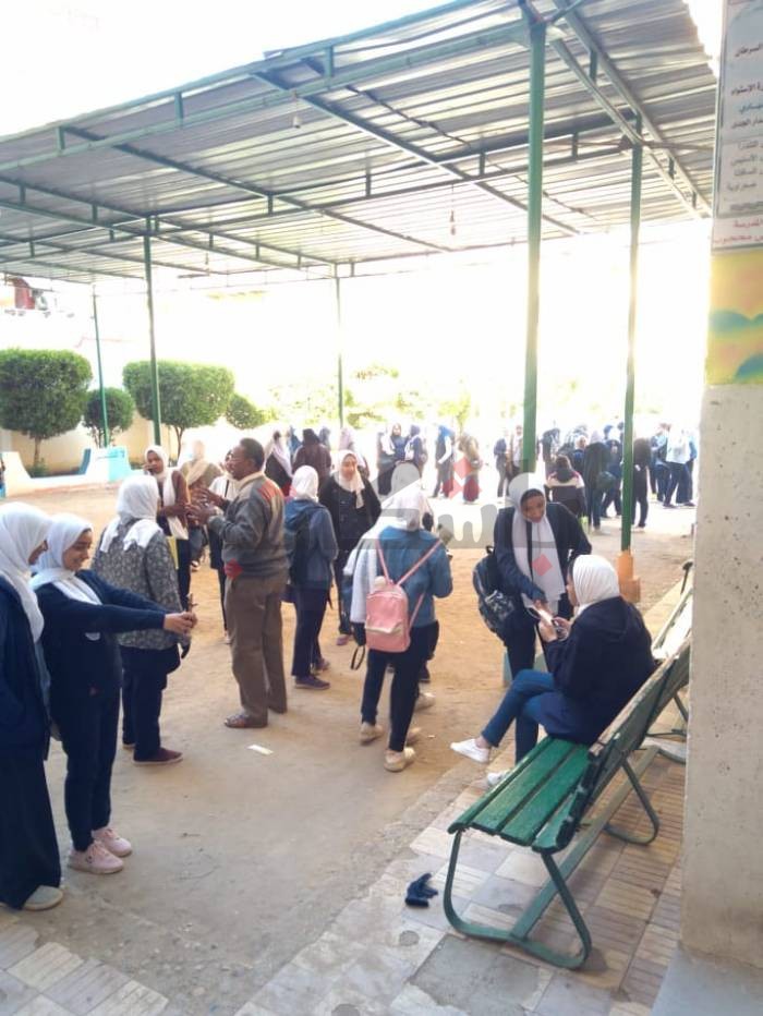 طلاب "الإعدادية" يشيدون بسهولة الجبر والإحصاء