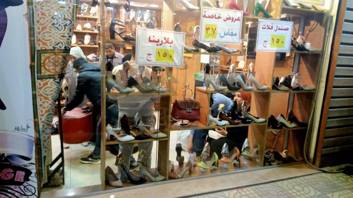 موسم "الشتوي".. الباعة يختلفون والمشترون يتسابقون على "التخفيضات"