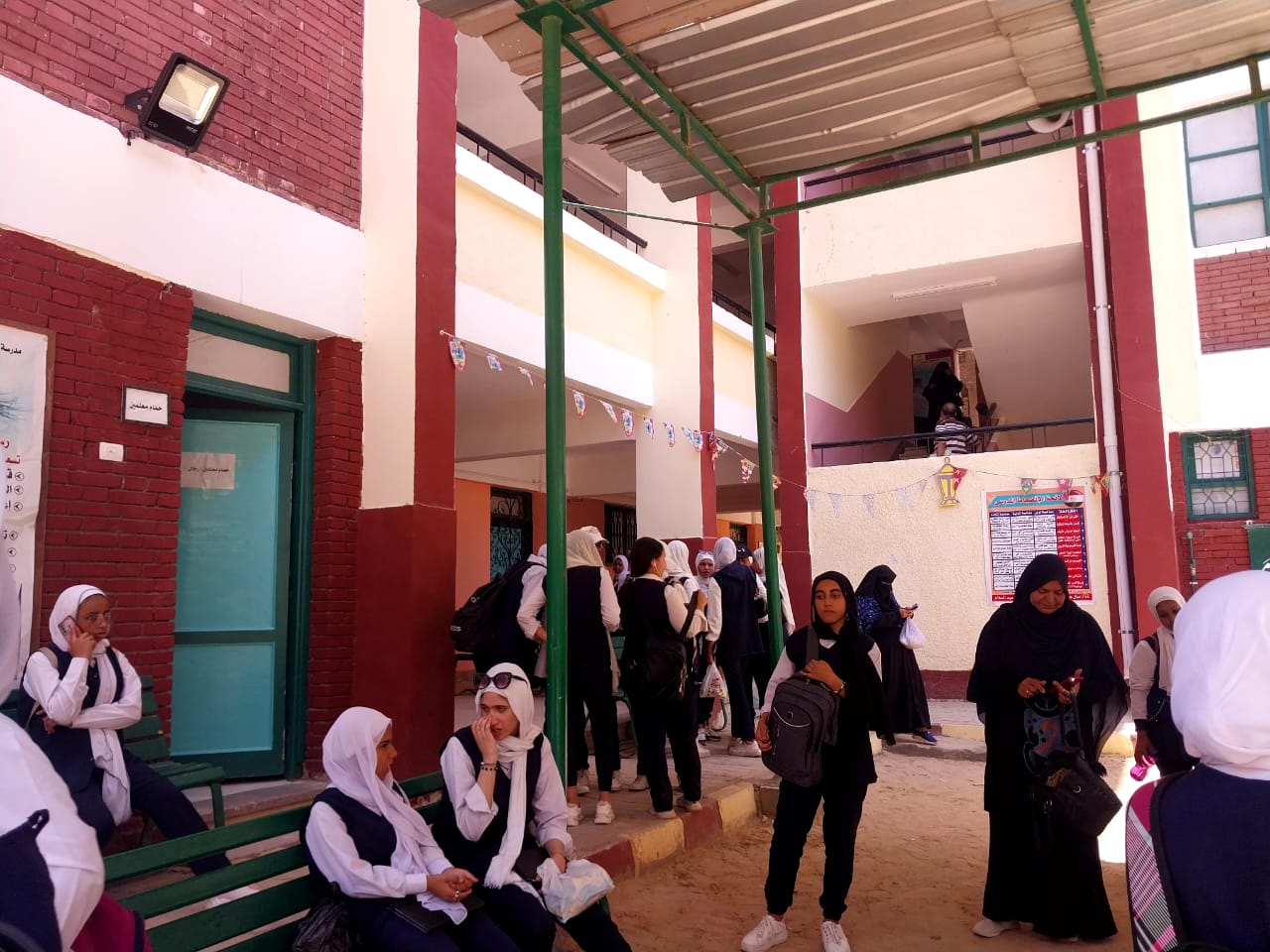 طلاب الصف الثاني الثانوي: "الكيمياء صعبة والجغرافيا سهلة"