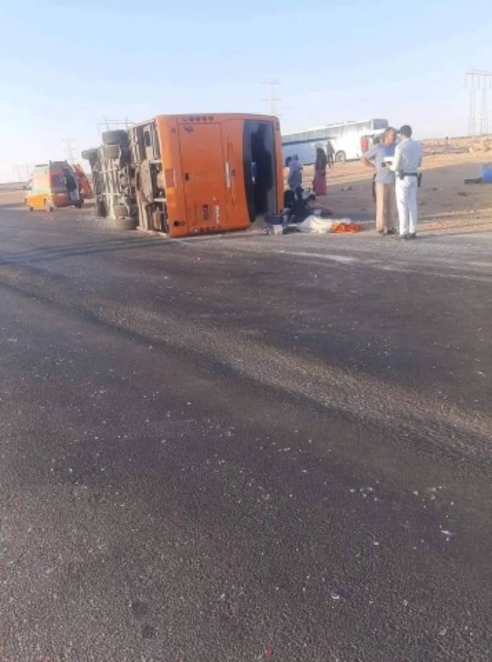 مصرع شخص و إصابة ٤٠ آخرين إثر انقلاب أتوبيس بـ"بنبان"