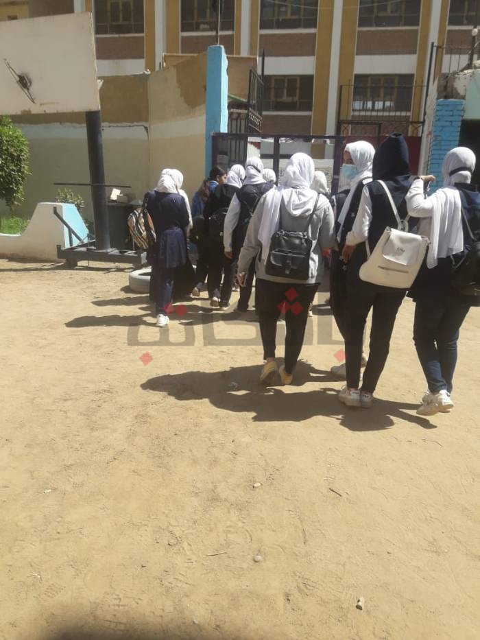 انهيار وبكاء من "الألمانية" أمام لجان الثانوية العامة