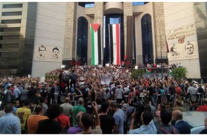 تظاهرات أمام "الصحفيين" تندد بالعدوان على غزة وتدعم فلسطين