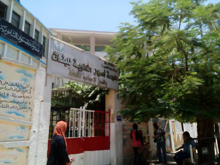 طلاب "الثاني الثانوي": أسئلة الأحياء سهلة والتفاضل من الكتاب المدرسي