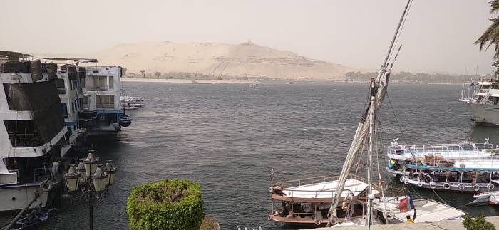 رياح وأتربة وارتفاع في الحرارة بأسوان