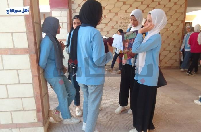 طلاب "تانية إعدادي" عن امتحان اللغة الإنجليزية: "كان سهل ممتنع"