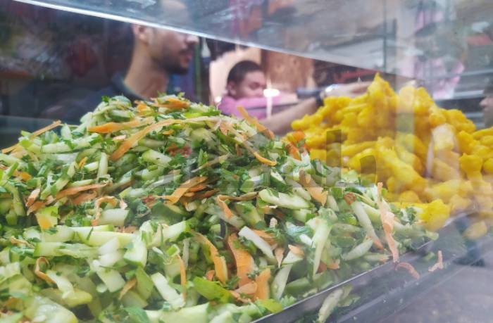 الطماطم تغيب عن سندوتشات الفول والطعمية.. الغلاء يغير مكونات "السَلَطة"