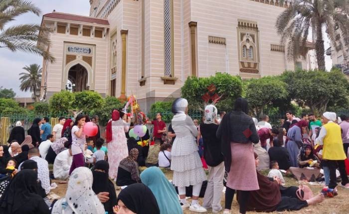 بالصلاة وتوزيع الحلوى.. العيد يبدأ في الدقهلية