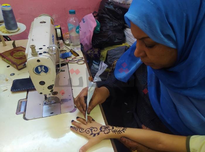 جانا العيد.. كيف تفرح سيدات دار السلام في العيد؟.. "بيرسموا حنة في الوقفة"