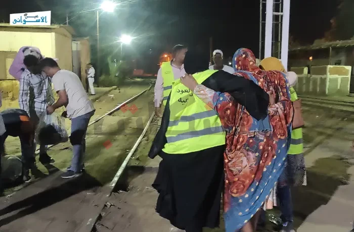 متطوعون يرافقون قطار عودة السودانيين: "اخترنا أن نمد أيدينا أولًا"