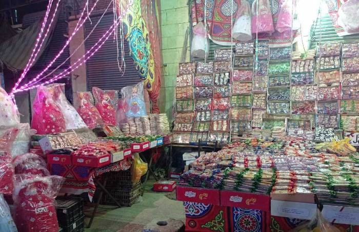 حلوى المولد تزين شارع مستشفى الحميات بأسوان