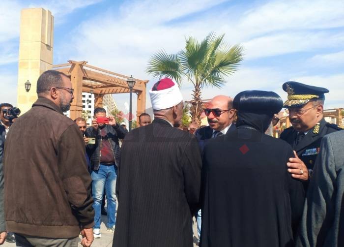 فيديو- احتفالا بعيد أسوان القومي المحافظ يضع أكليل من الزهور على "قبر الجندي المجهول"